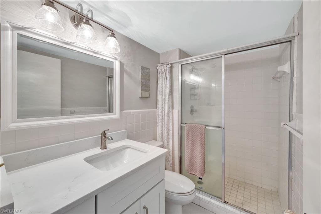 1300 Gulf Shore BLVD N # 407, NAPLES FL 34102-14