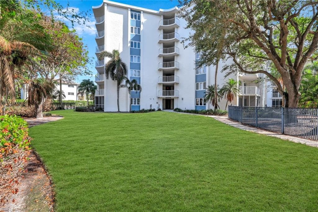 1300 Gulf Shore BLVD N # 407, NAPLES FL 34102-18