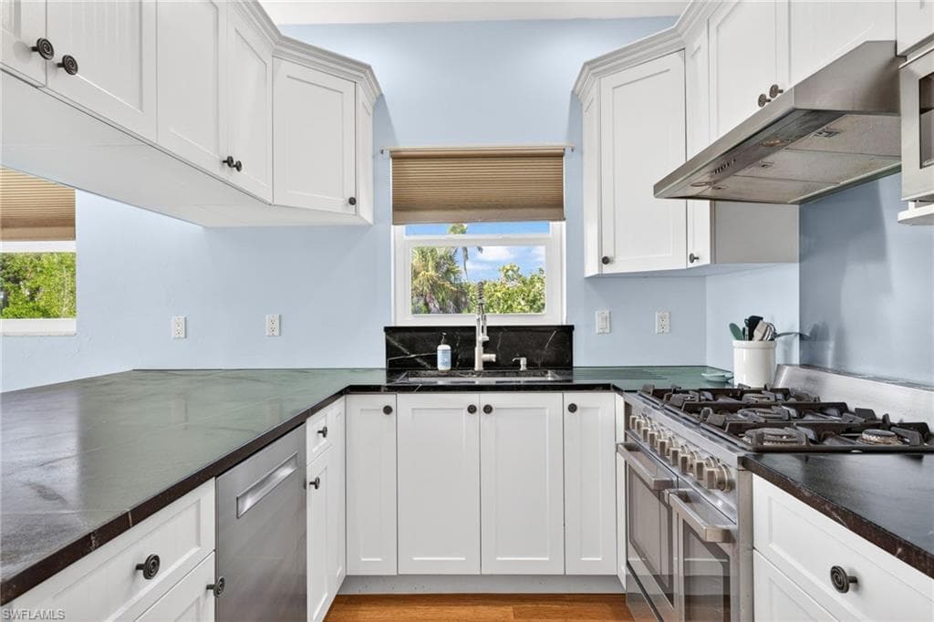 495 E Lake RD, SANIBEL FL 33957-13