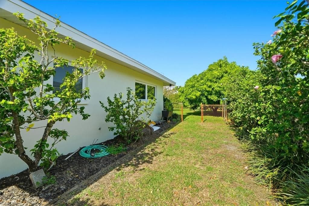 1023 El Valle AVE, FORT MYERS FL 33919-37