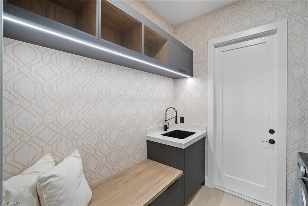 1677 Northgate DR, NAPLES FL 34105-24