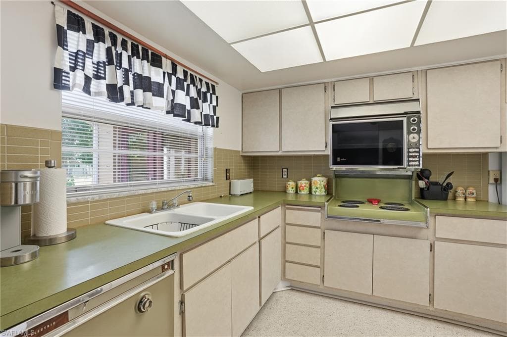 5541 Winkler RD, FORT MYERS FL 33919-5