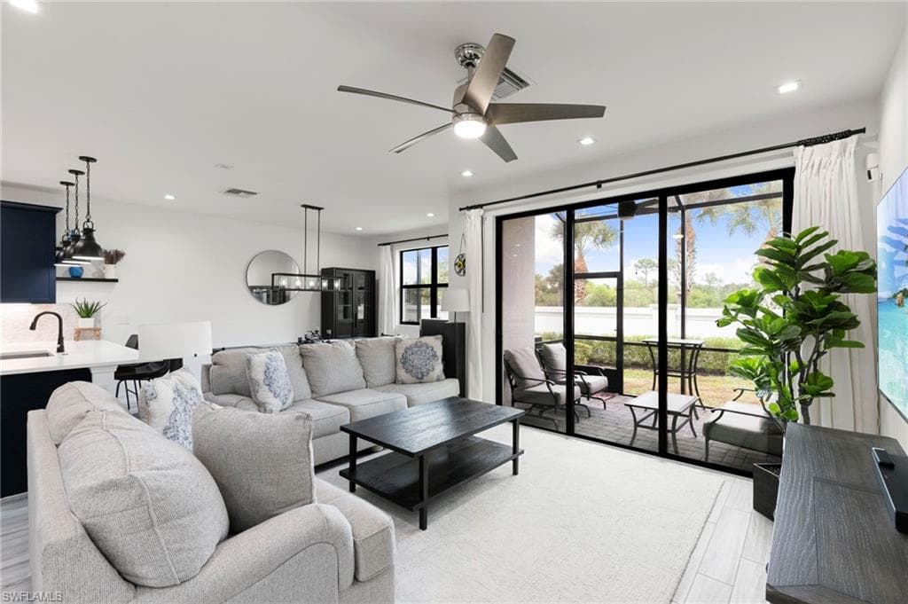 7480 Rockefeller DR, NAPLES FL 34119-4