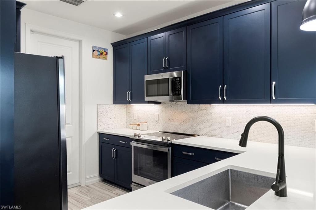 7480 Rockefeller DR, NAPLES FL 34119-8