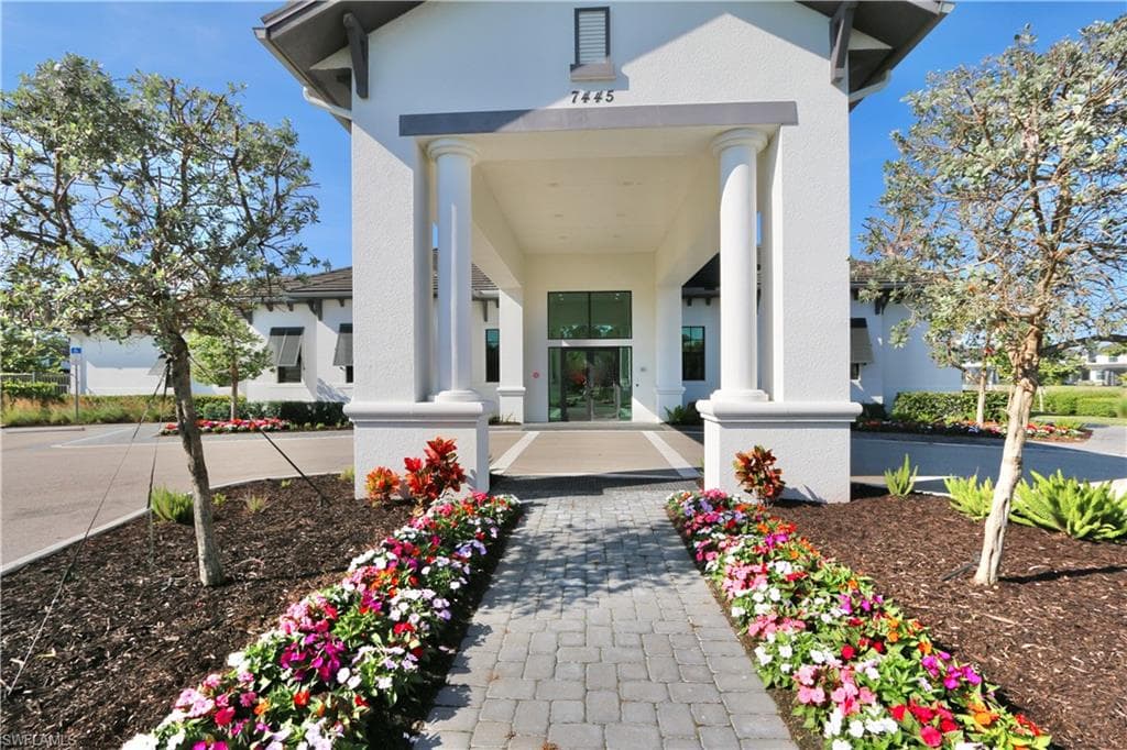 7352 Rockefeller DR, NAPLES FL 34119-1