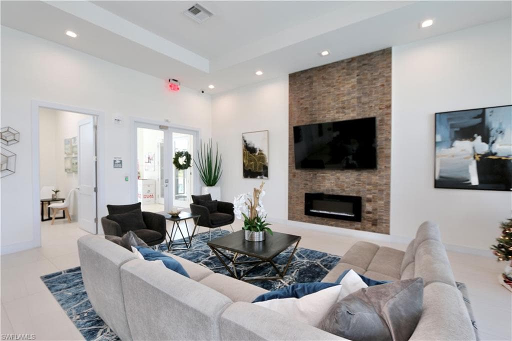 7352 Rockefeller DR, NAPLES FL 34119-35