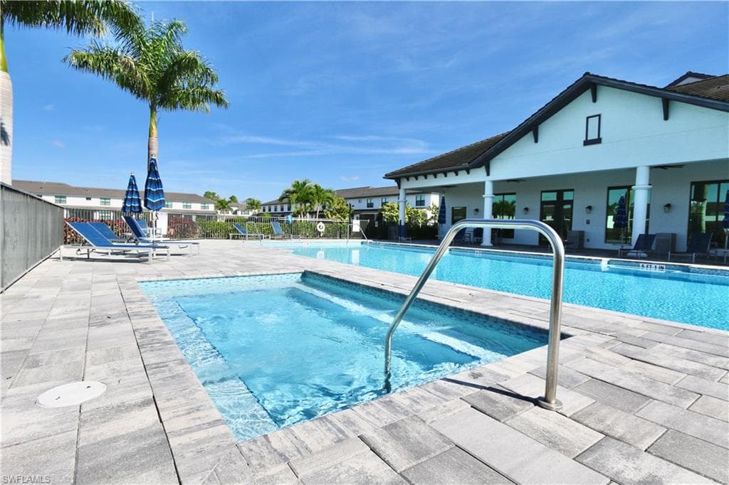 7352 Rockefeller DR, NAPLES FL 34119-32