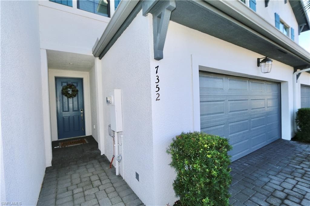 7352 Rockefeller DR, NAPLES FL 34119-3