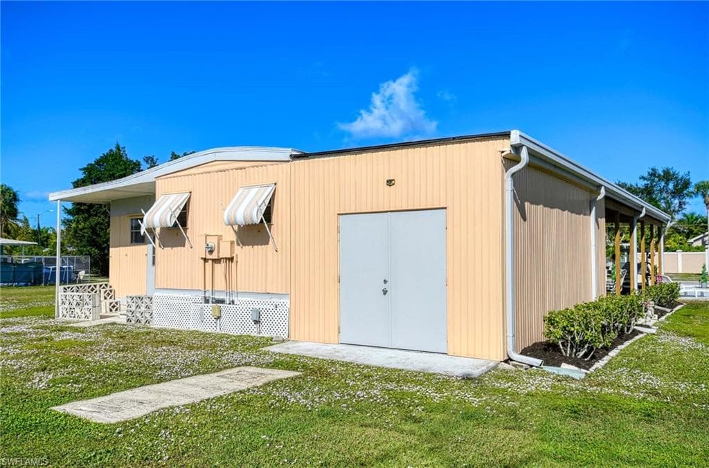 41 Sonderhen DR, NAPLES FL 34114-21