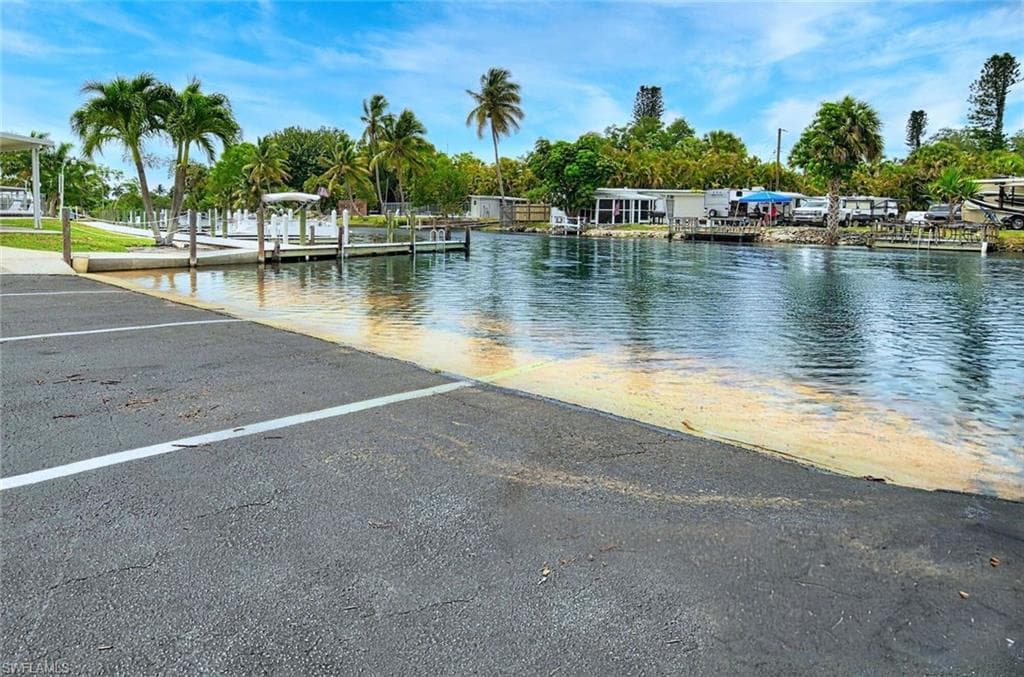 41 Sonderhen DR, NAPLES FL 34114-31