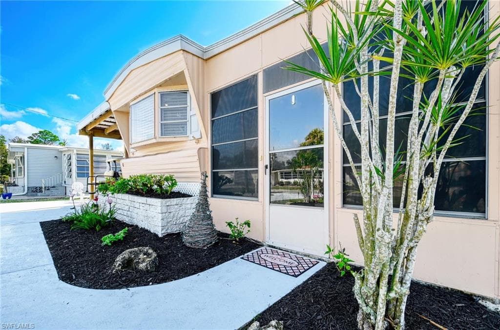41 Sonderhen DR, NAPLES FL 34114-19