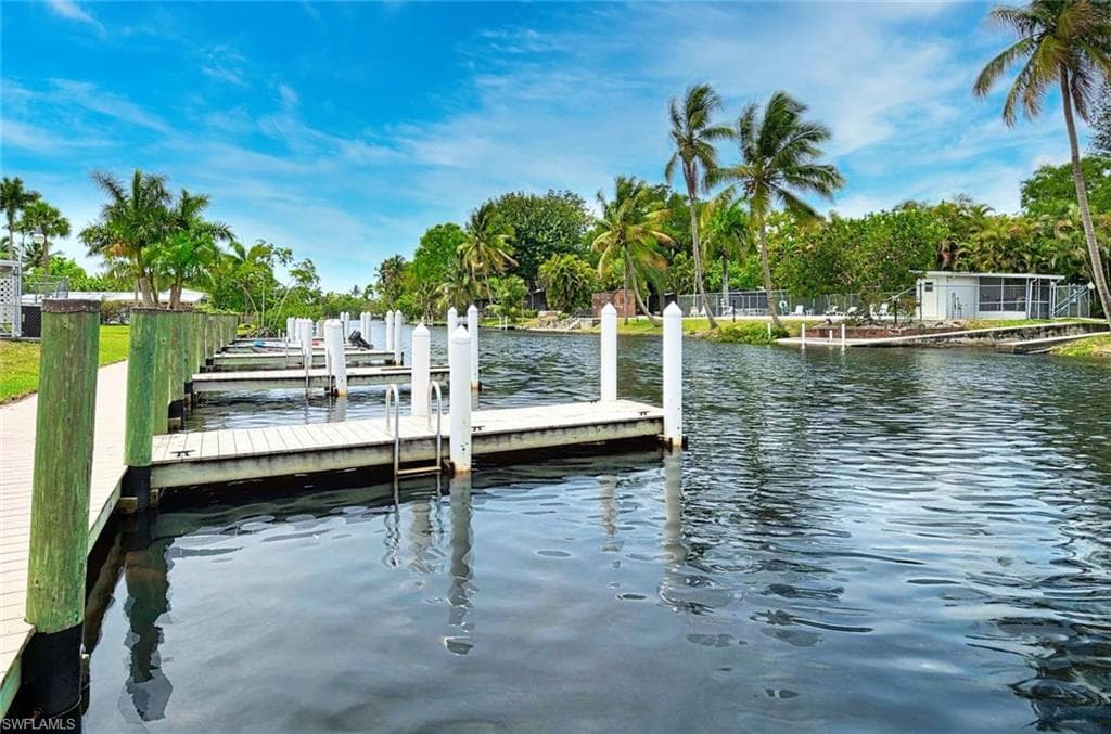 41 Sonderhen DR, NAPLES FL 34114-33