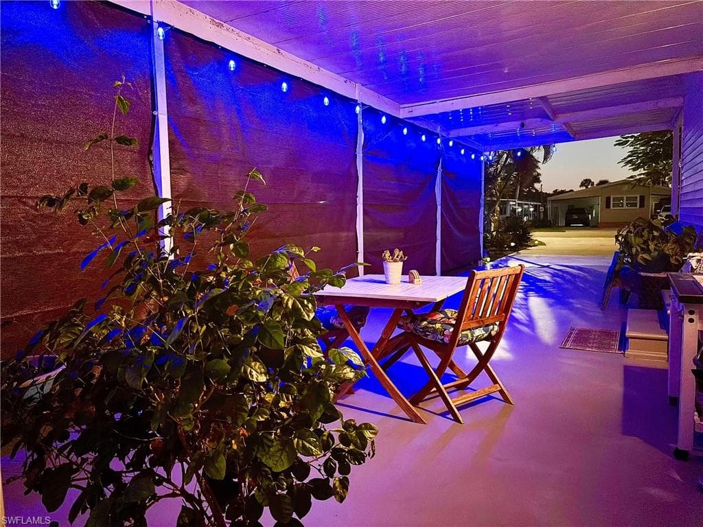 33 Henderson DR, NAPLES FL 34114-26