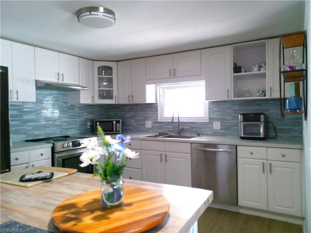 33 Henderson DR, NAPLES FL 34114-1