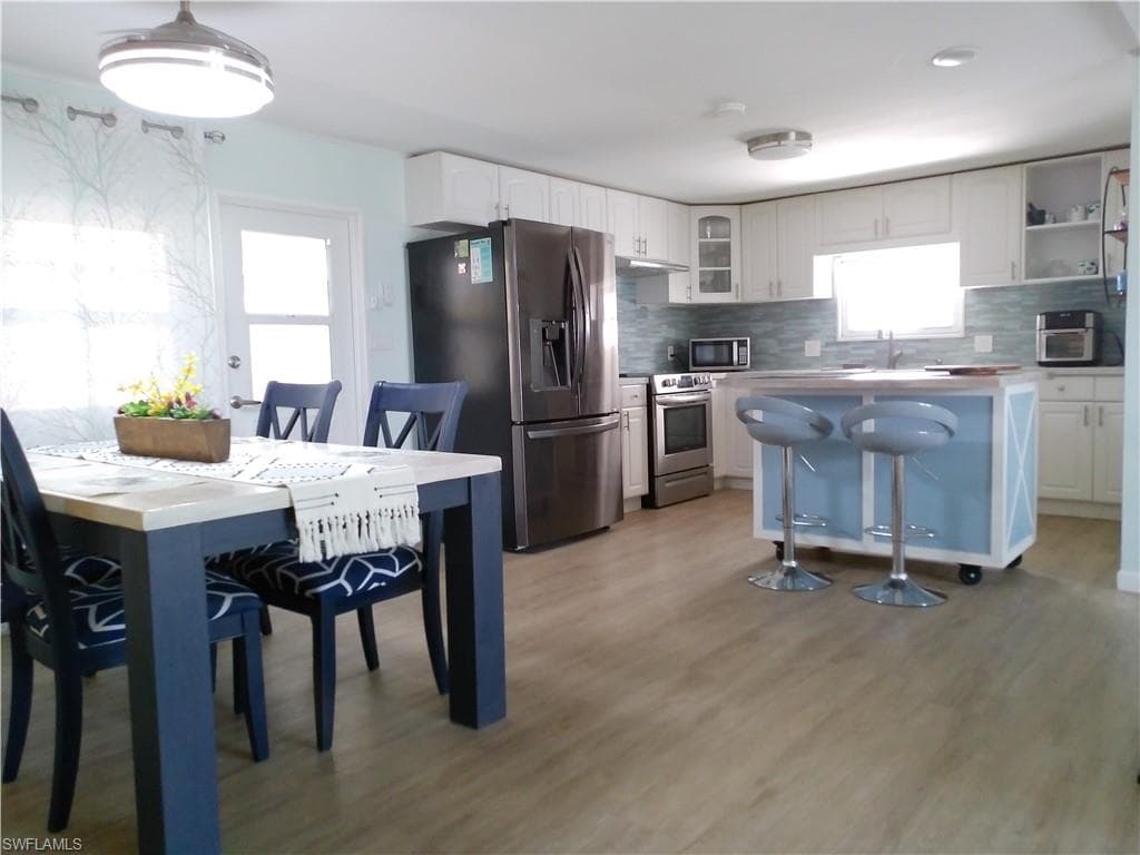 33 Henderson DR, NAPLES FL 34114-41