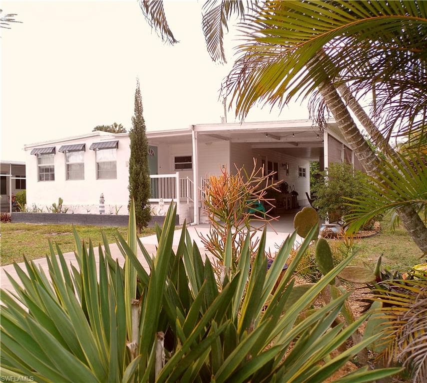 33 Henderson DR, NAPLES FL 34114-46