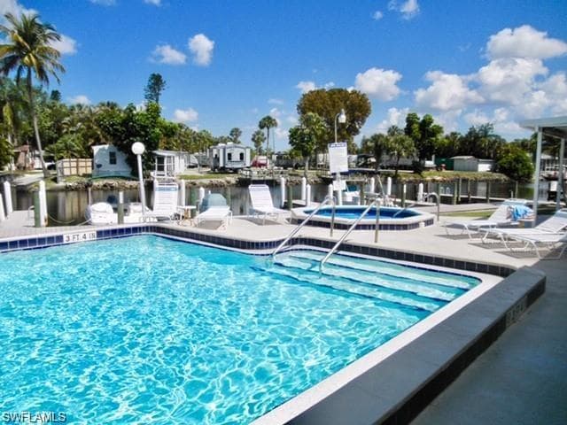 33 Henderson DR, NAPLES FL 34114-29