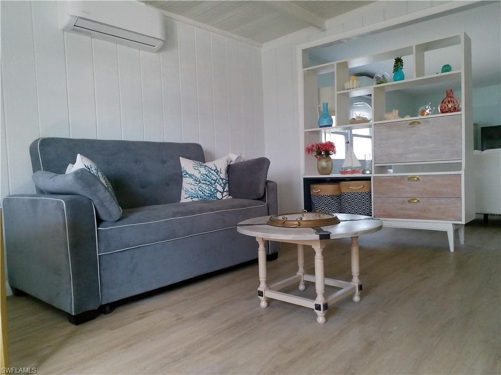 33 Henderson DR, NAPLES FL 34114-37