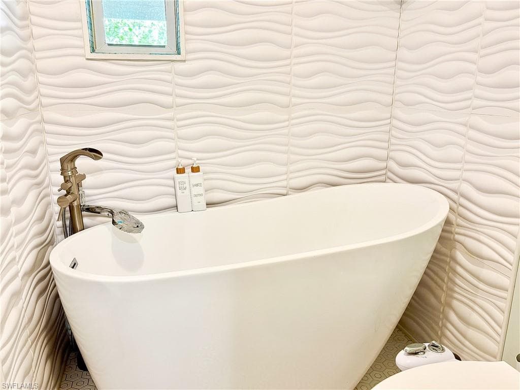 33 Henderson DR, NAPLES FL 34114-9