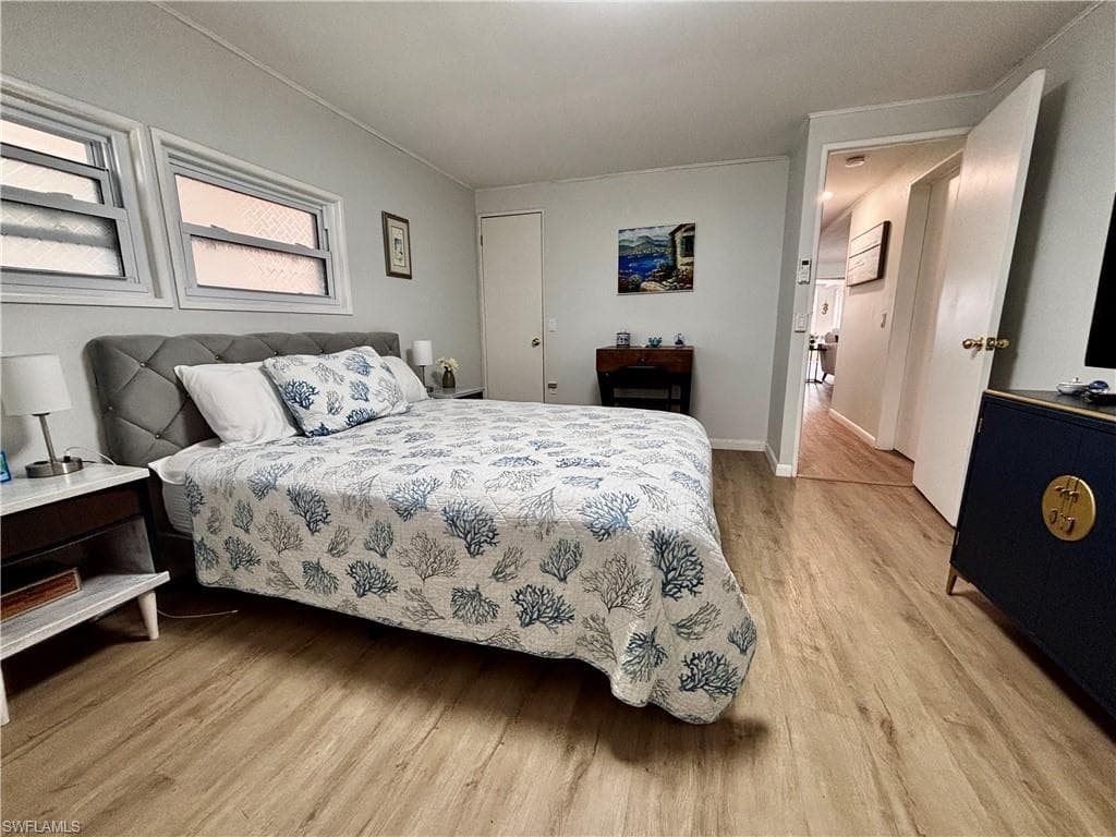 33 Henderson DR, NAPLES FL 34114-13