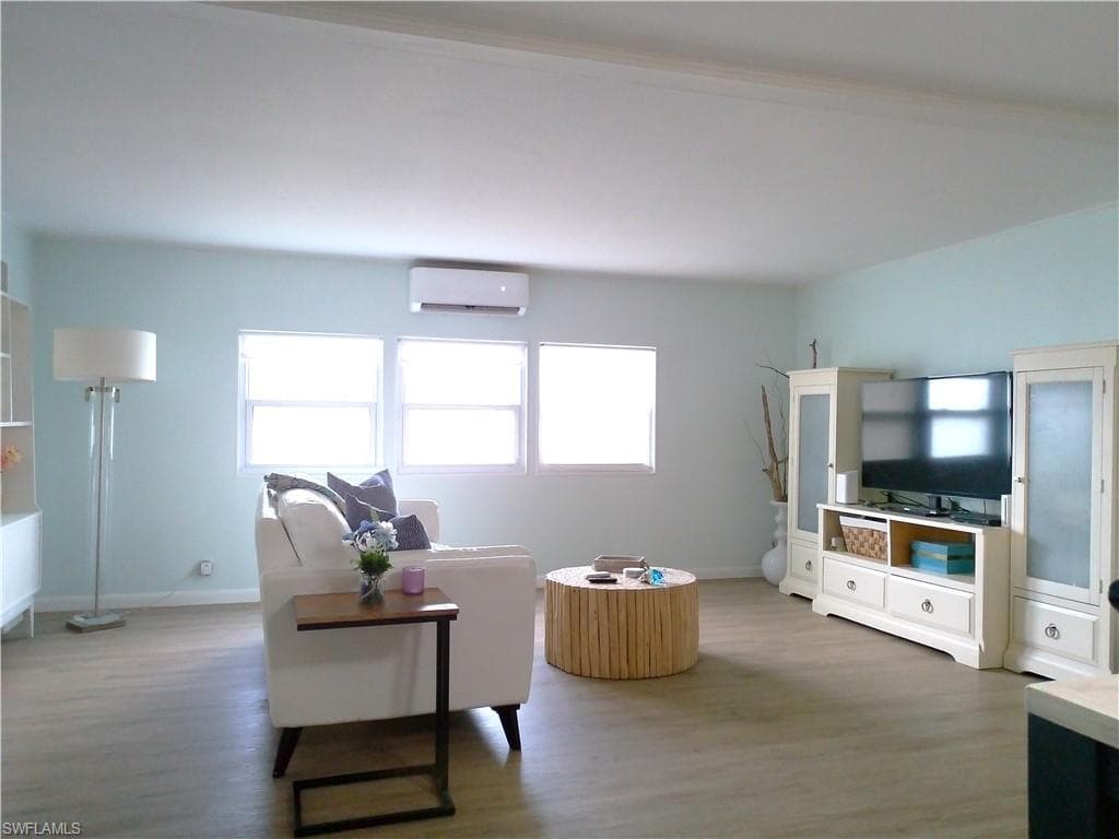 33 Henderson DR, NAPLES FL 34114-43