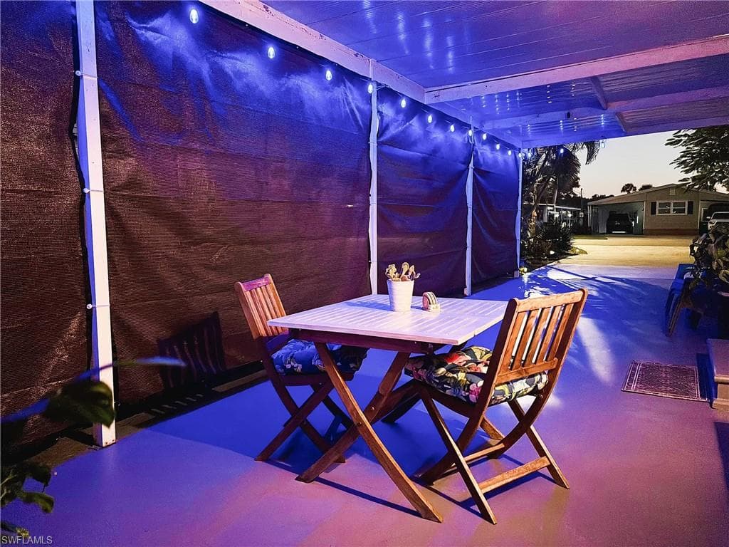 33 Henderson DR, NAPLES FL 34114-28