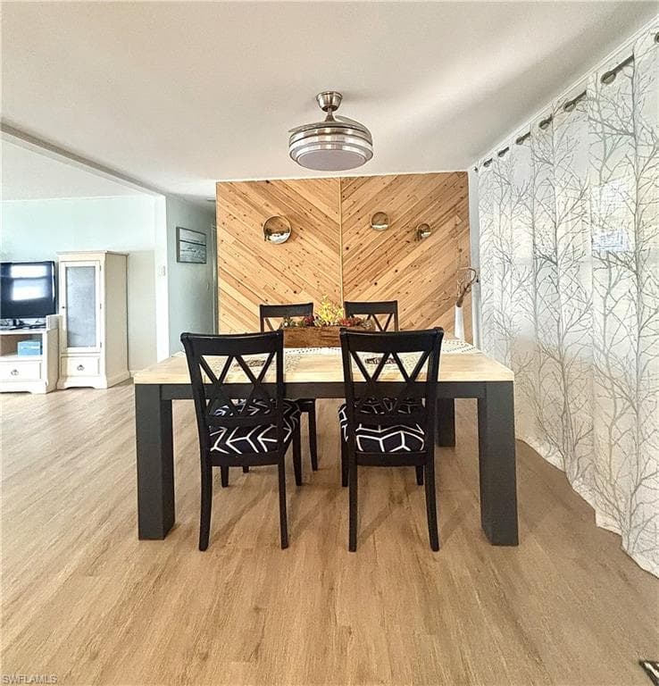 33 Henderson DR, NAPLES FL 34114-3