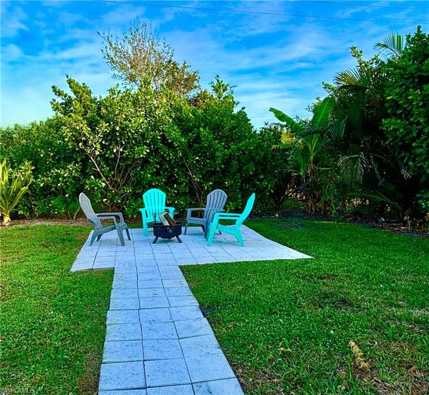 33 Henderson DR, NAPLES FL 34114-20