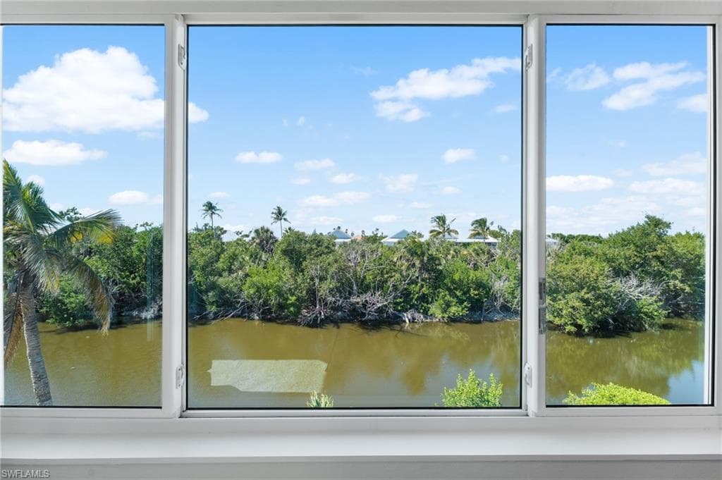 241 Violet DR-32