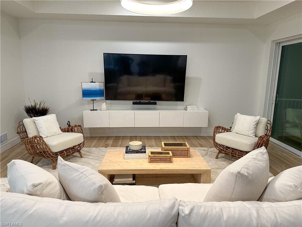 207 Indies dr E # 201, NAPLES FL 34114-1