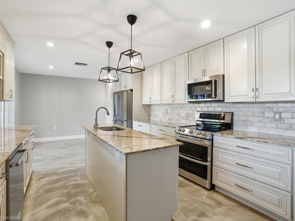 4920 Shady River LN, FORT MYERS FL 33905-12