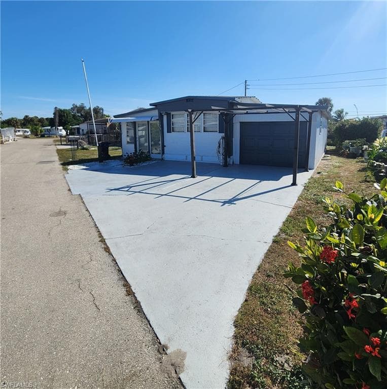 110 Gaslight AVE, NORTH FORT MYERS FL 33917-2