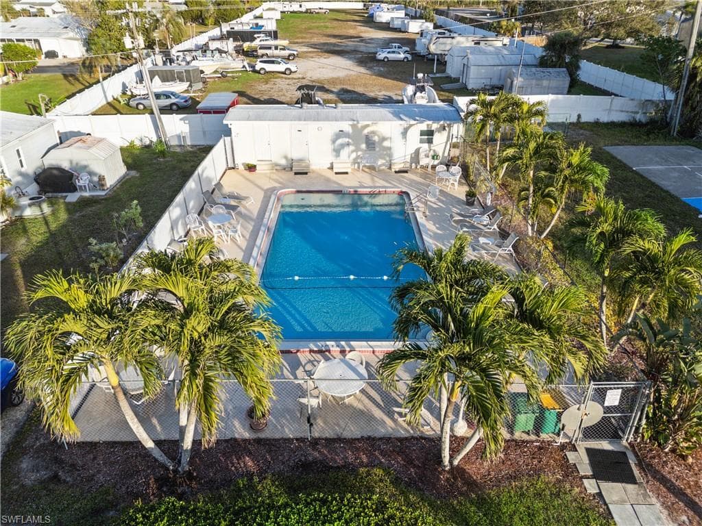 455 Cape Florida WAY, NAPLES FL 34104-10