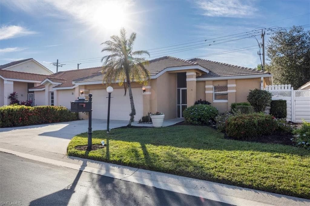 1321 Naples Lake DR, NAPLES FL 34104-1