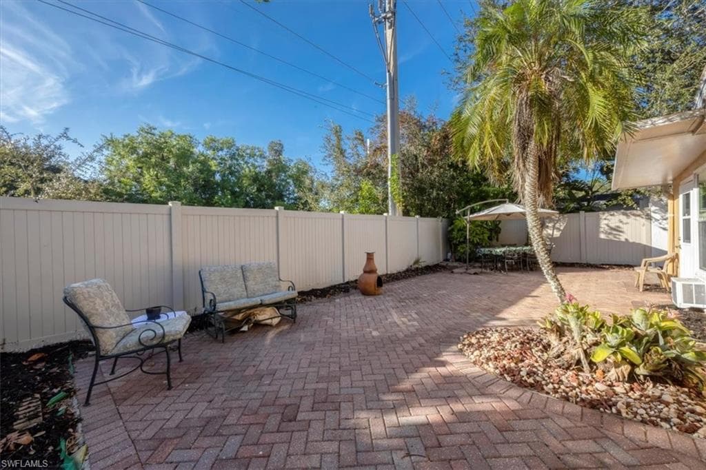 1321 Naples Lake DR, NAPLES FL 34104-18