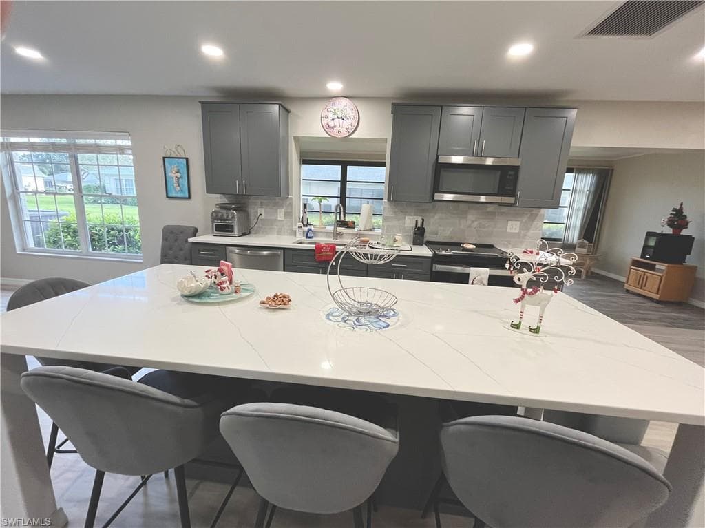 1254 Hazeltine DR-11