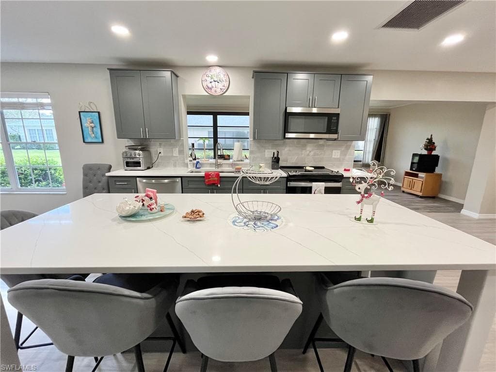 1254 Hazeltine DR-10