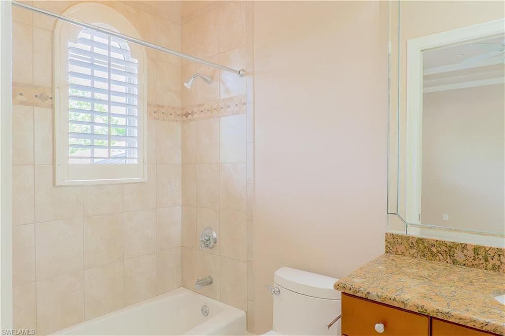 2915 Coco Lakes DR, NAPLES FL 34105-32