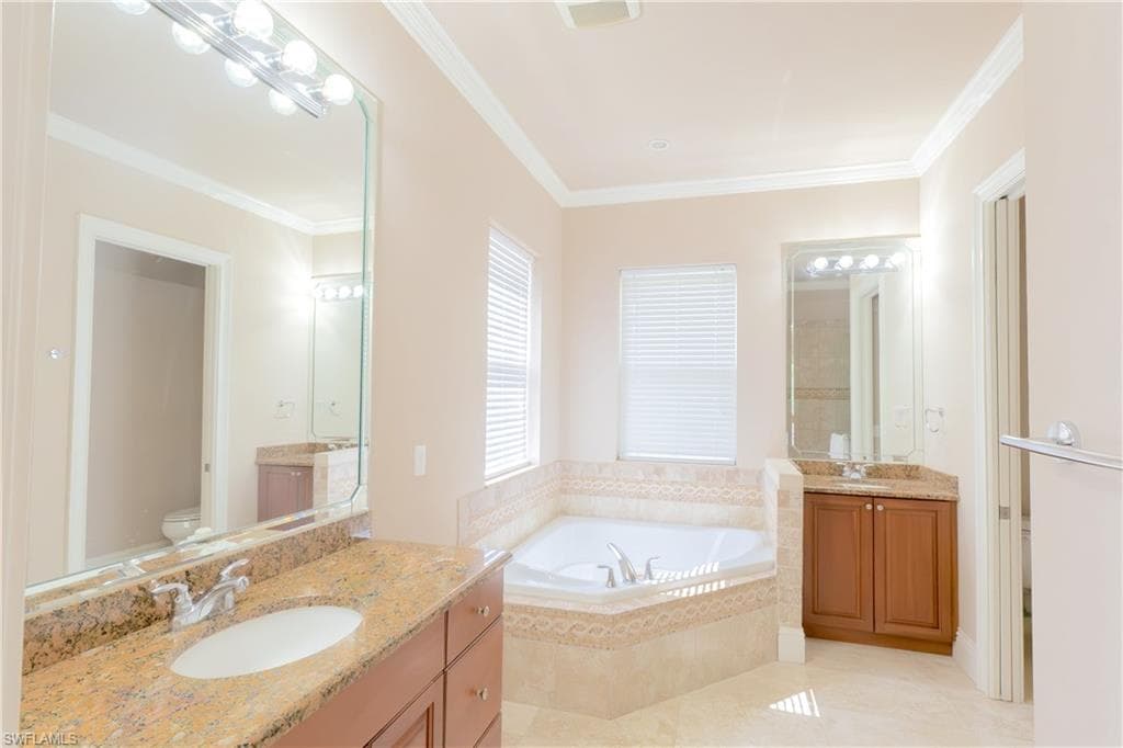 2915 Coco Lakes DR, NAPLES FL 34105-28