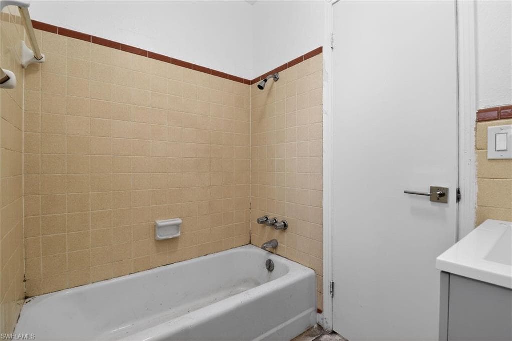 1196 Pine Lake DR, CAPE CORAL FL 33909-9