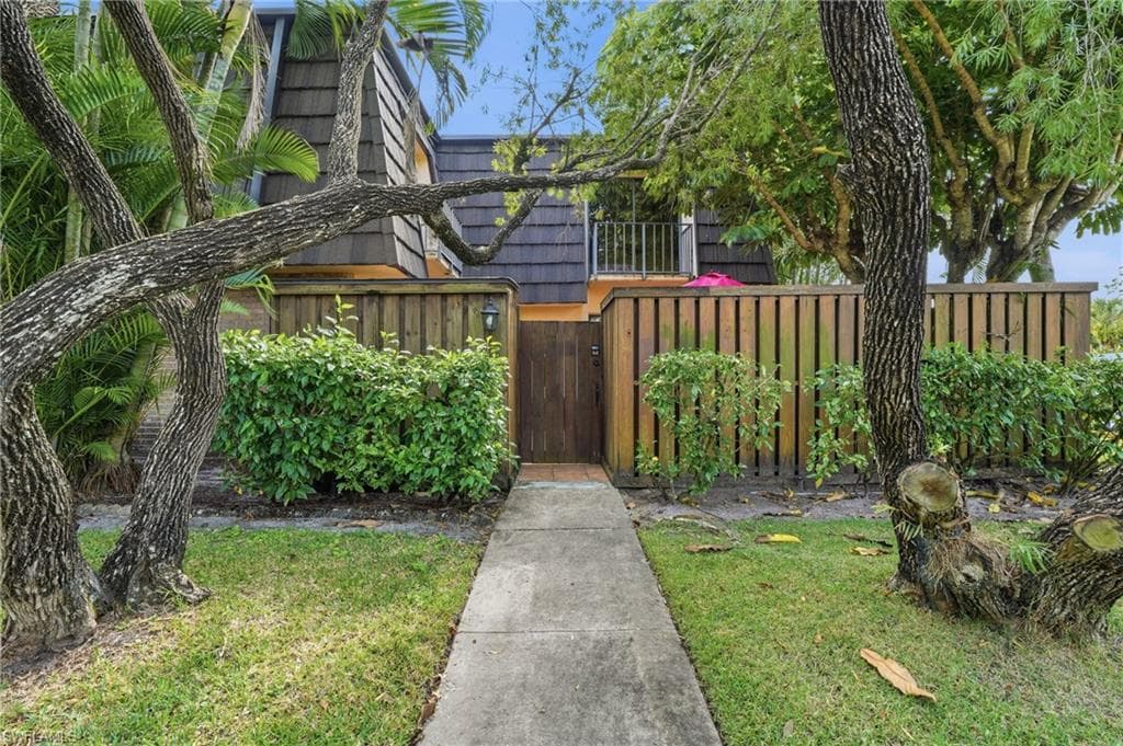 4029 Sandlewood LN # 2, FORT MYERS FL 33907-28