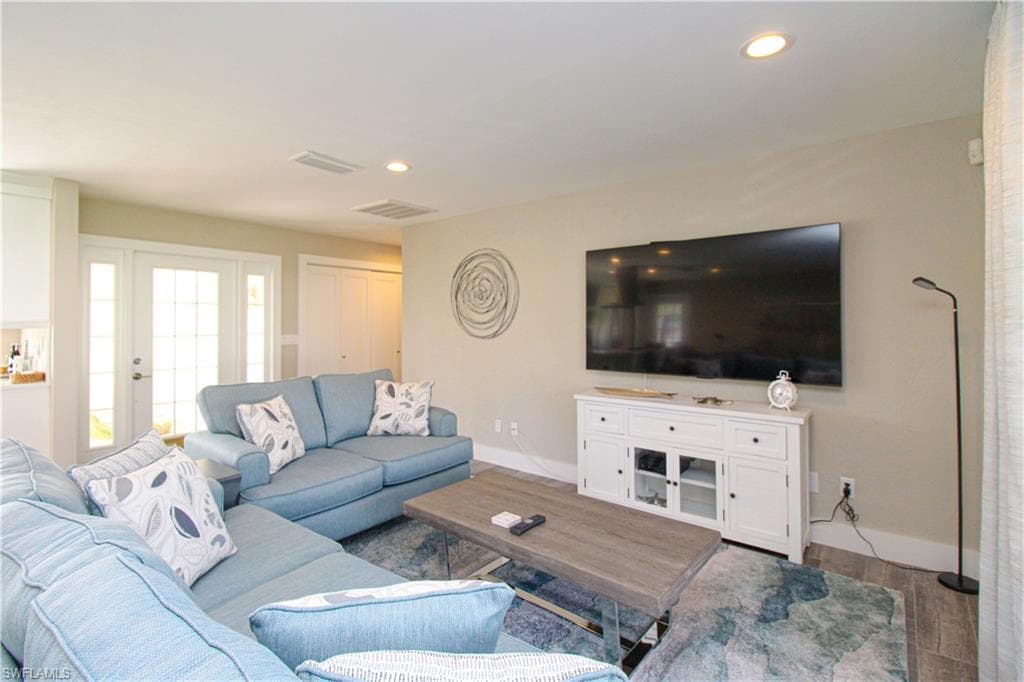 1353 Pelican AVE-11