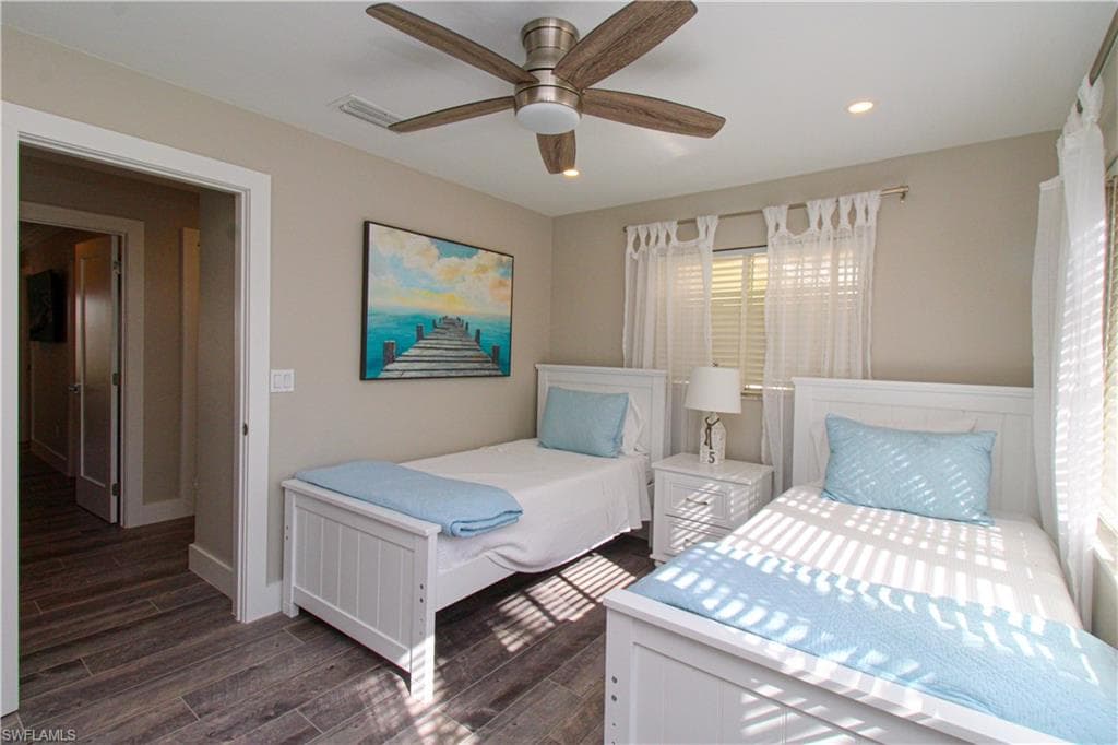 1353 Pelican AVE-31