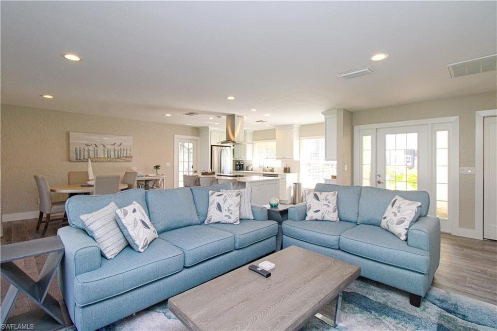 1353 Pelican AVE-14