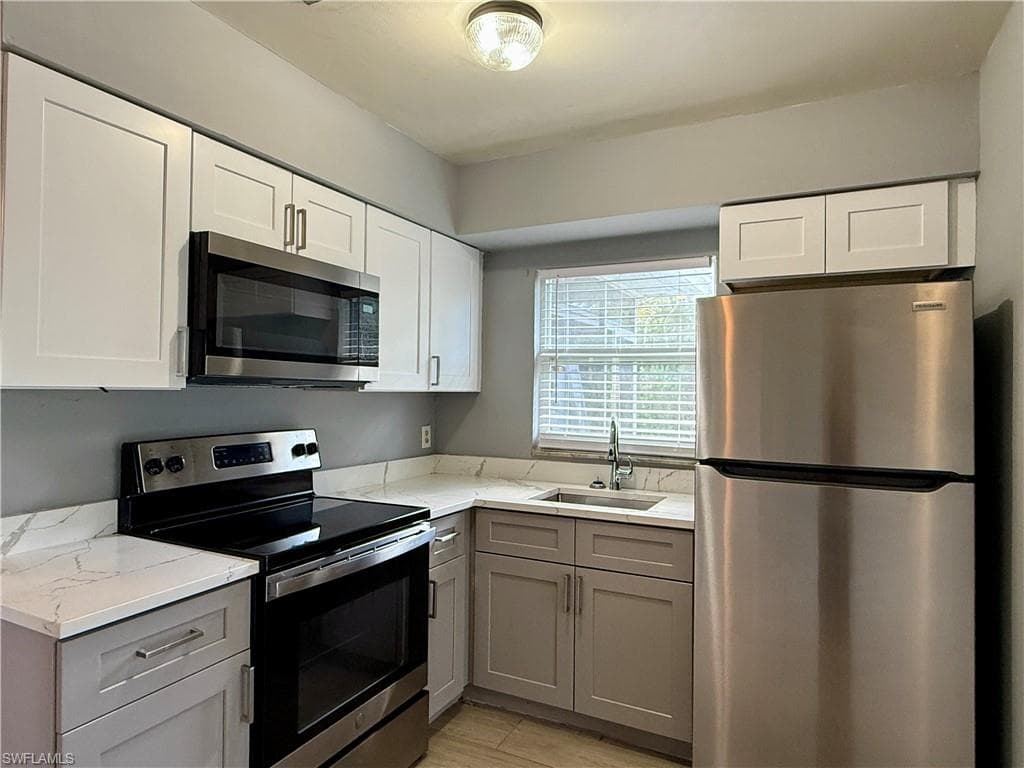 1073 San Remo AVE, NAPLES FL 34104-11