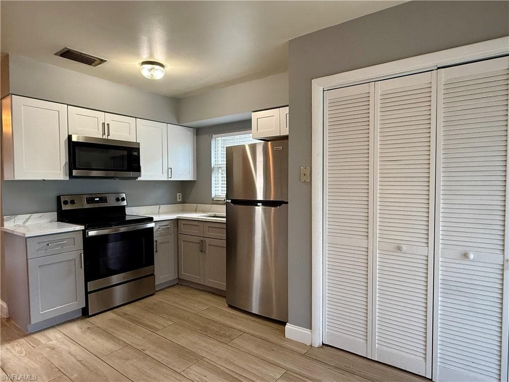1073 San Remo AVE, NAPLES FL 34104-13