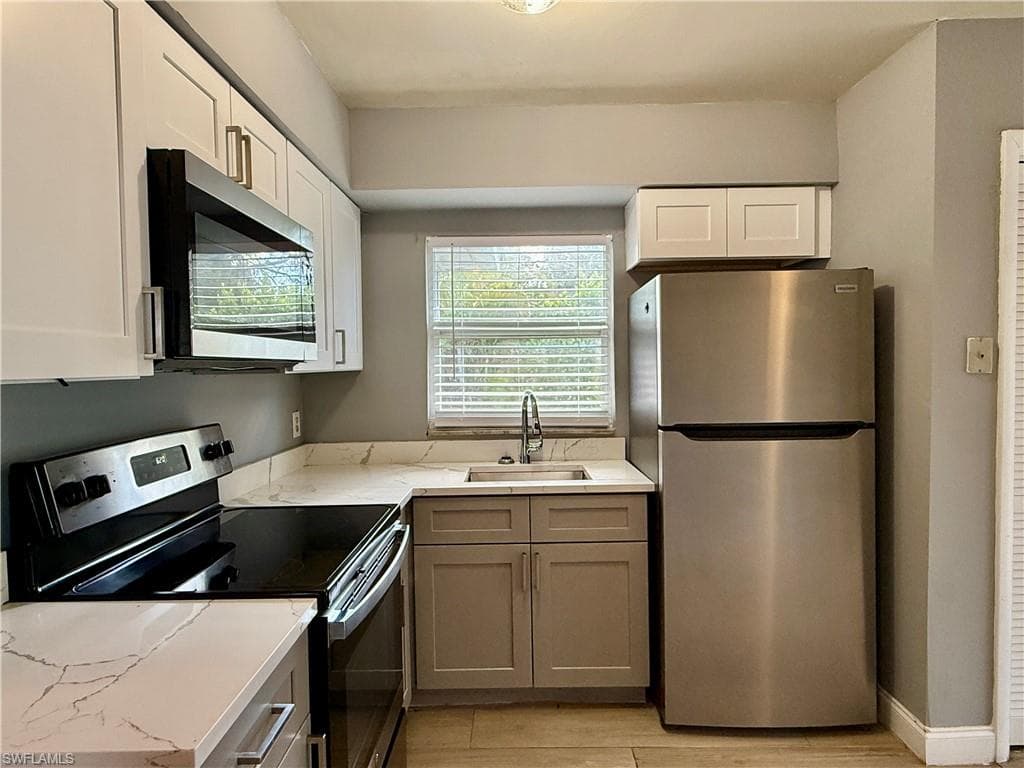 1073 San Remo AVE, NAPLES FL 34104-10