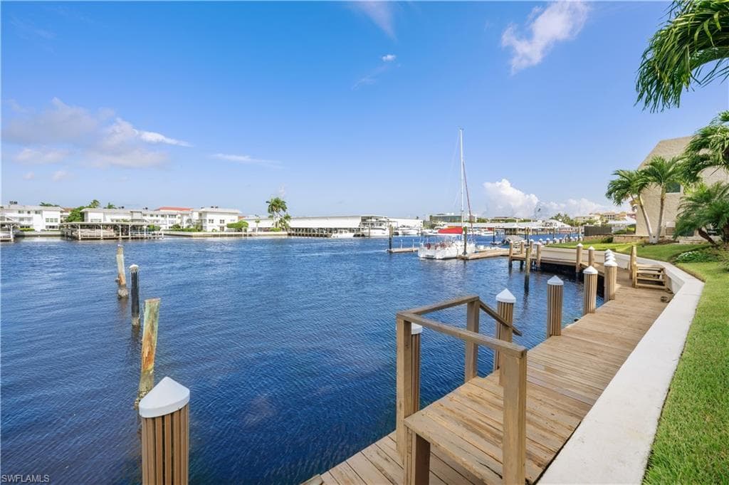 800 RIVER POINT DR # 207, NAPLES FL 34102-45