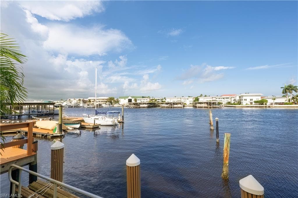 800 RIVER POINT DR # 207, NAPLES FL 34102-46