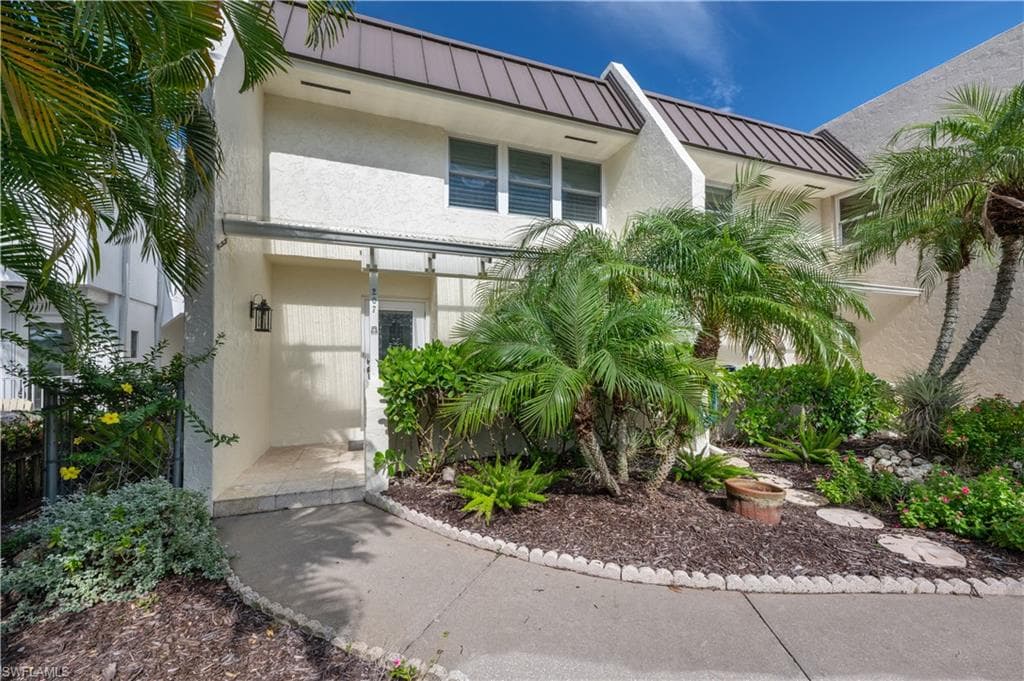 800 RIVER POINT DR # 207, NAPLES FL 34102-40